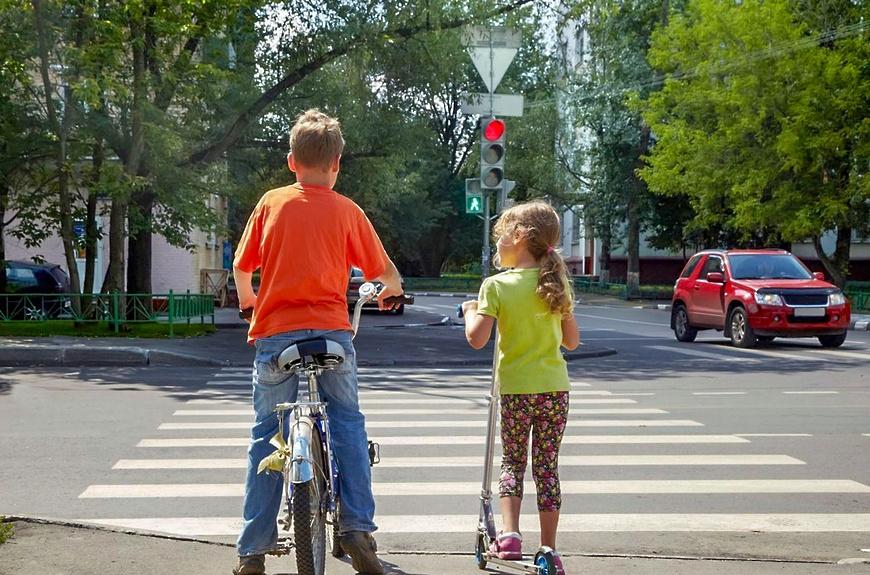 Спешиваться велосипедистам. Ребенок на самокате на дороге. Ребенок на велосипеде на дороге. Дети на самокатах и велосипедах. Велосипеды, самокаты на дорогах.